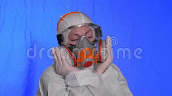 呼吸器科学病毒学家女人近距离看戴着防护医疗面罩概念健康安全视频的预览图