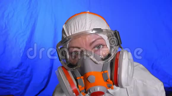 呼吸器科学病毒学家女人近距离看戴着防护医疗面罩概念健康安全视频的预览图