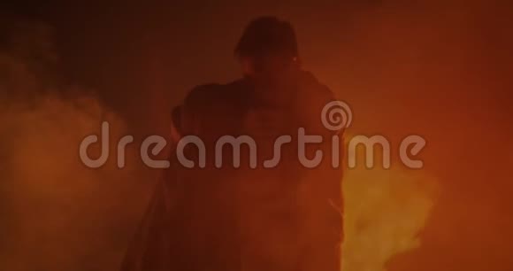 困在火中的男孩和女孩在呼救视频的预览图
