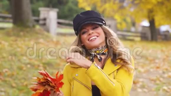 迷人的年轻女子带着性感的微笑在秋天公园散步4k视频镜头慢镜头视频的预览图