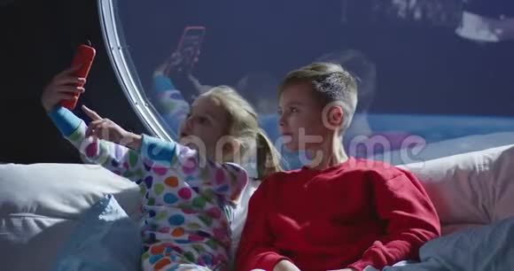 男孩和女孩在宇宙飞船里自拍视频的预览图