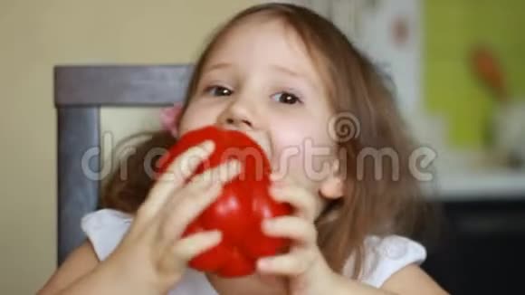 可爱的女婴吃健康的食物孩子吃红辣椒维生素素食素食主义的概念视频的预览图