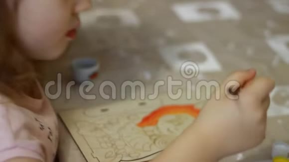 小女孩用画笔画一幅画儿童绘画艺术视频的预览图