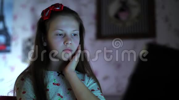 穿着睡衣看恐怖视频的小女孩在笔记本电脑上晚上在卧室里肖像画视频的预览图