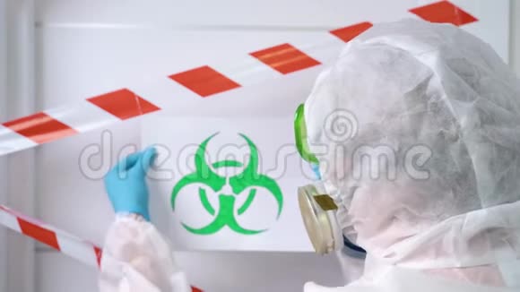 穿着危险材料套装带自给式呼吸器和防护面罩的人在实验室的电视广播中视频的预览图