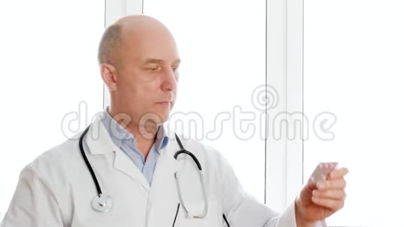 药店橱窗背景上片剂水泡的白大衣阅读注释药师肖像药剂师视频的预览图