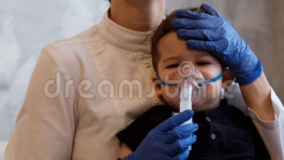 医生手里戴着医疗面具的悲伤孩子视频的预览图