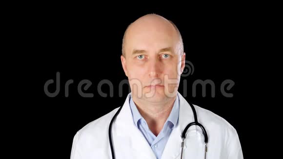 医生看着镜头点头秃头男医生摇头说不医疗表达协议视频的预览图