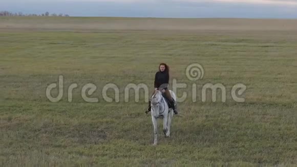 红发女子骑白马视频的预览图