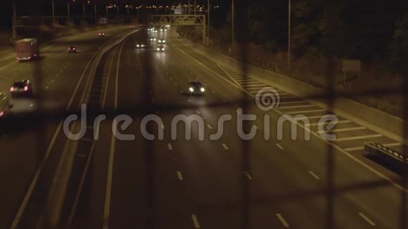 汽车沿着高速公路行驶视频的预览图