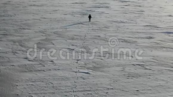 阿拉斯加雪地漫步的一个背负着沉重背包的人的鸟瞰图视频的预览图