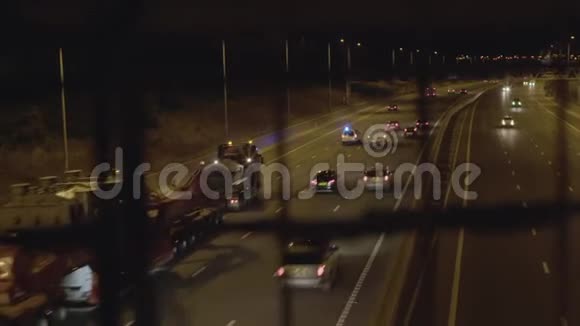 汽车沿着高速公路行驶视频的预览图