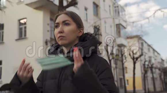 女性戴上口罩保护病毒covid19旅行欧洲城市街道概念健康与安全N1H1视频的预览图