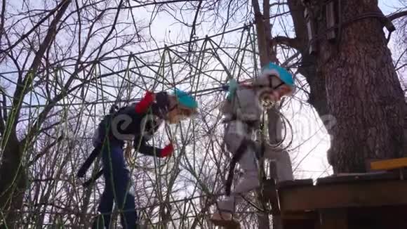 两个小女孩爬到绳子公园视频的预览图