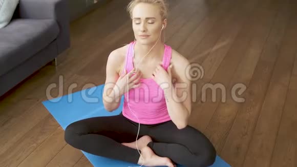 30多岁女性瑜伽后放松身心的美丽健康印度肖像视频的预览图