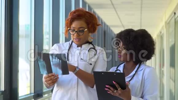 两位非裔美国女医生检查了腿部的x光将其放在室内两名专家视频的预览图