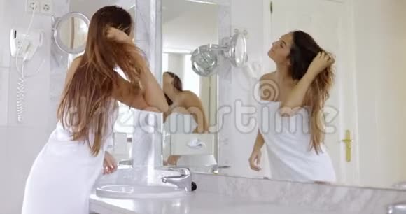 年轻女孩欣赏镜子里的倒影视频的预览图