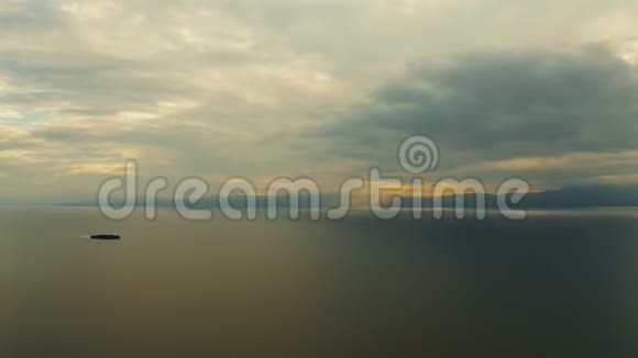 日落时海面上乌云密布视频的预览图