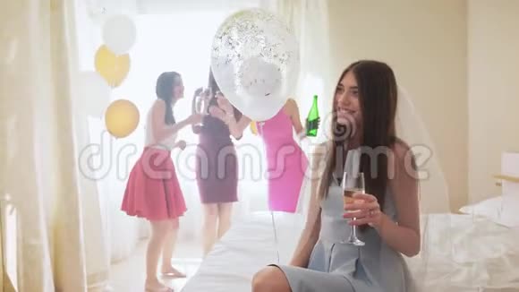 快乐迷人的女人在聚会上喝香槟视频的预览图