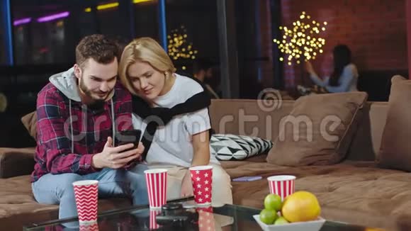金发碧眼的女士留着短发有魅力的男人笑得大大的他们坐在沙发上享受在一起的时光视频的预览图