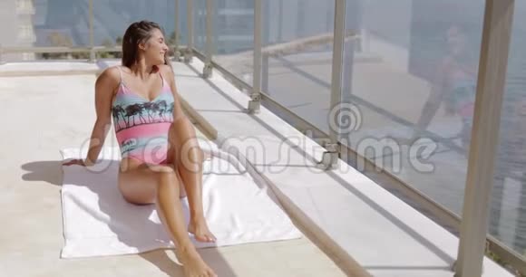 酒店阳台上迷人的日光浴模型视频的预览图