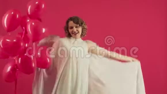 情人节气球情人节情人节美女带着红色气球笑被隔离在红色背景上视频的预览图