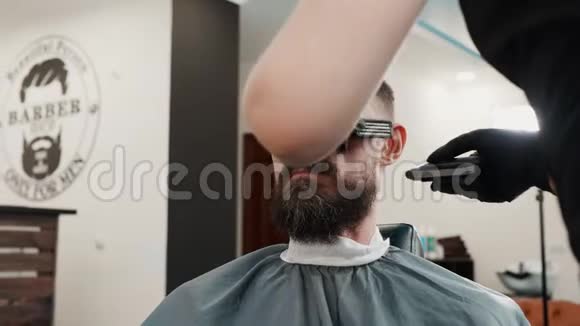 理发店里留胡子的人用电动剃须刀刮胡子剃须刀刮胡子修剪男性美容视频的预览图