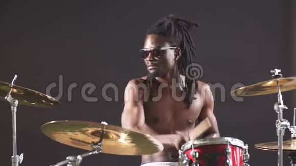 非洲男子用鼓组演奏音乐的肖像视频的预览图