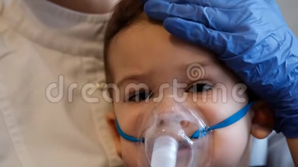 给一个小男孩的吸血医生仔细为孩子做手术视频的预览图
