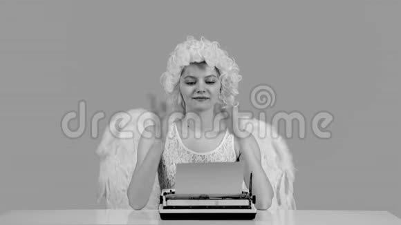 浪漫天使写这封信情人节性感的年轻女人给情人打字黑白视频的预览图