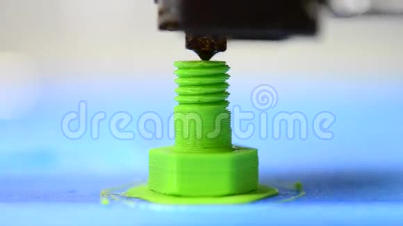 3D打印机从塑料图形打印的形式螺栓视频的预览图
