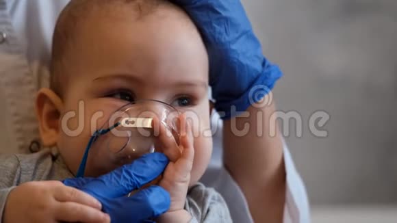 医生对婴儿执行手术的缓慢动作视频的预览图