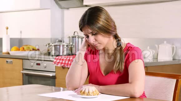 年轻女子忍不住吃蛋糕的诱惑视频的预览图