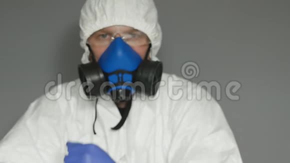 穿着特殊防护服蓝色氧气面罩蓝色手套的病毒学家生物学家伸出一只手视频的预览图