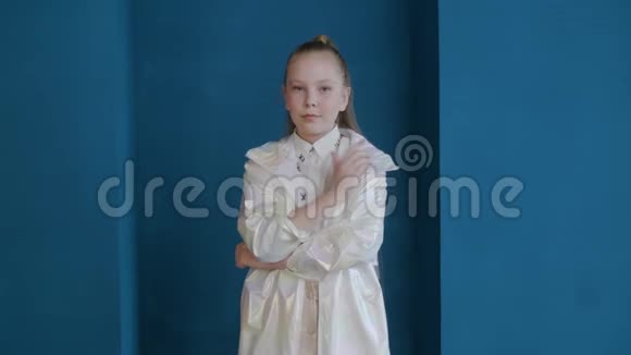 一个穿着白大褂摆姿势的漂亮少女视频的预览图