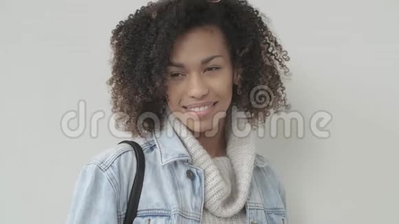 穿休闲服装的美国黑人女孩看着摄像机微笑着视频的预览图