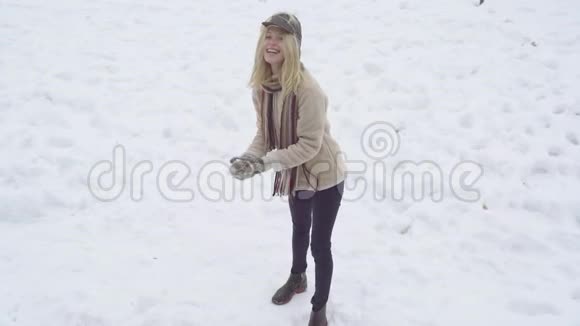 打雪仗的女人玩得很开心女孩扔雪球冬季户外活动可爱的女孩打雪仗视频的预览图