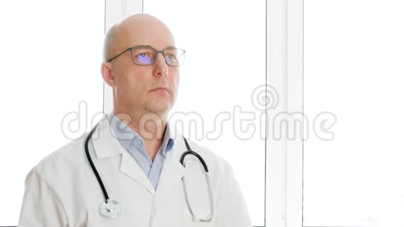 自信的医生戴着眼镜点头视频的预览图