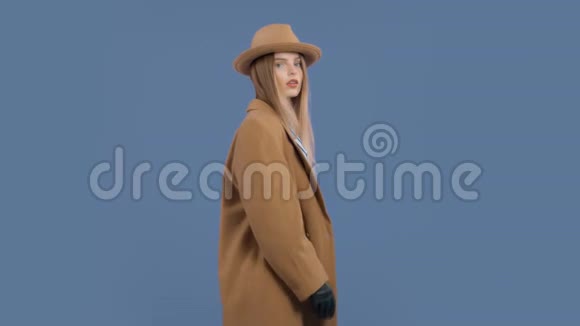 户外秋装室内金发女郎的时尚编辑肖像视频的预览图