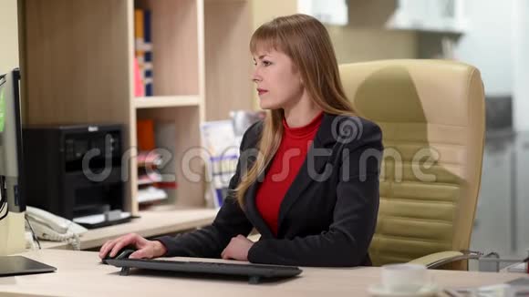 办公室里的女调解员在电脑前工作视频的预览图