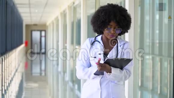把非裔美国人的医生关在医院里女医生在医院做笔记特写视频的预览图