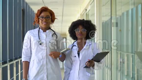 两名非裔美国医生在医院看着摄像机视频的预览图