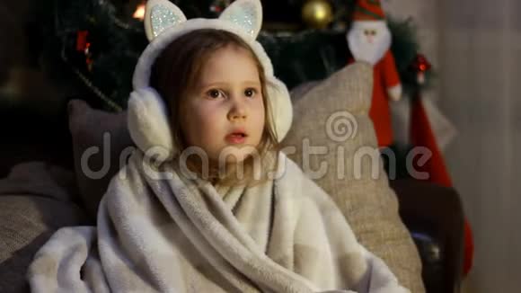 冬天快乐可爱的孩子戴着毯子微笑许愿等待圣诞老人的礼物视频的预览图