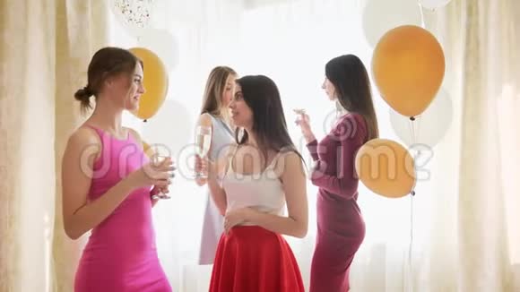 四位年轻女士在家庆祝母鸡聚会视频的预览图