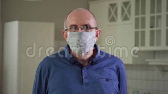 戴着医用口罩和照相机的老人视频的预览图
