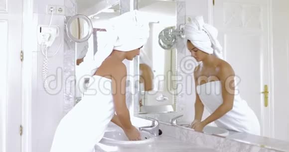 女人在浴室化妆视频的预览图