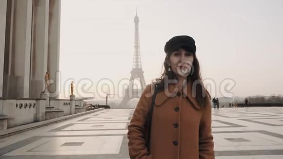快乐的美丽的旅游妇女微笑着在巴黎的特罗卡德罗漫步走向埃菲尔铁塔享受浪漫的假期慢动作视频的预览图