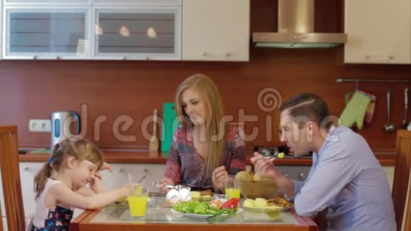 家庭晚餐厨房餐桌上有健康食品食品健康有机概念视频的预览图