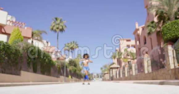 在溜冰鞋上摆姿势的女性视频的预览图