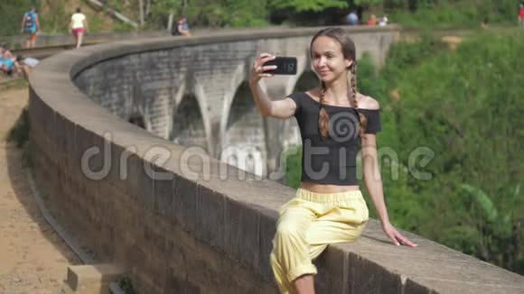 女孩自拍坐在桥上对抗野生动物视频的预览图